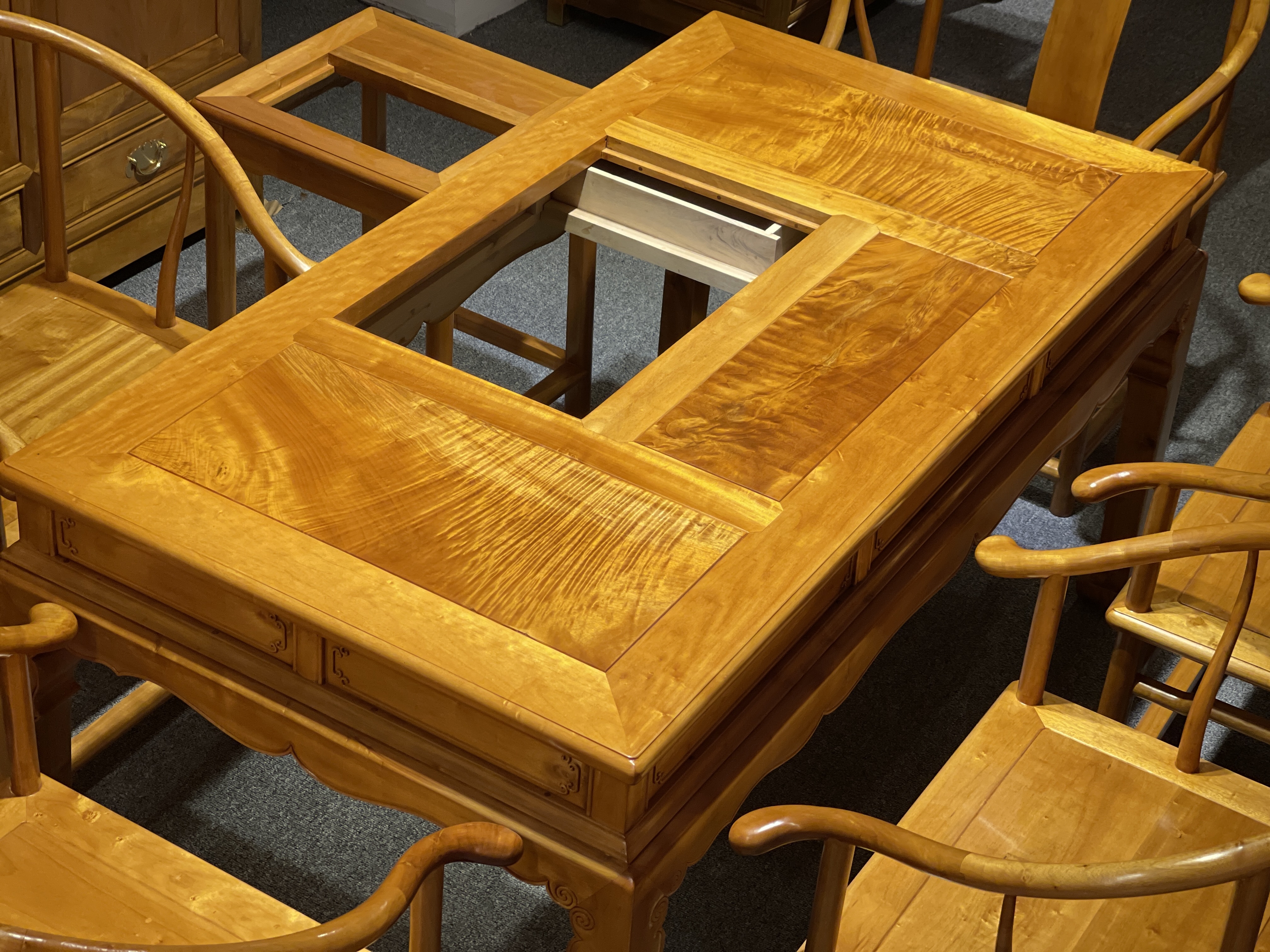 300万金丝楠木桌子图片