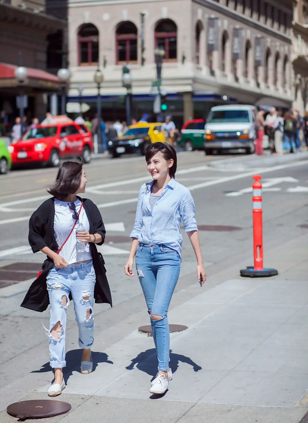 明星热依扎穿蓝衬衣牛仔裤街拍,好身材太让人羡慕