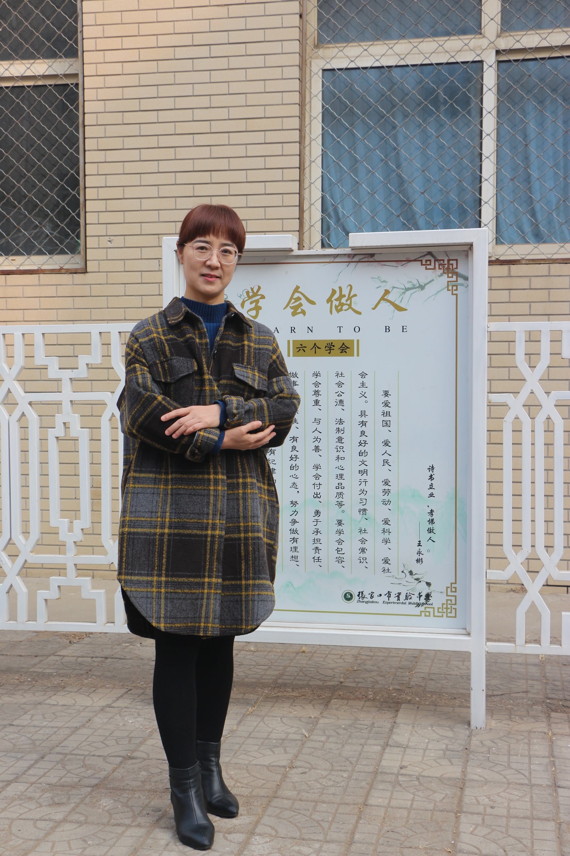 张老师所在的学校校长是自己的发小,因为张老师教学成绩优异,所以