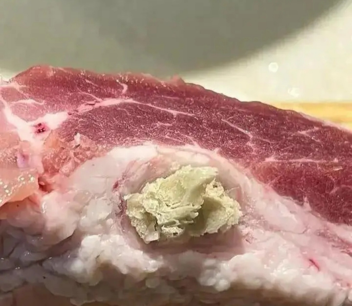 猪肉里这种淋巴是怎么形成的?有人说长的瘤子,有人说打针造成的?
