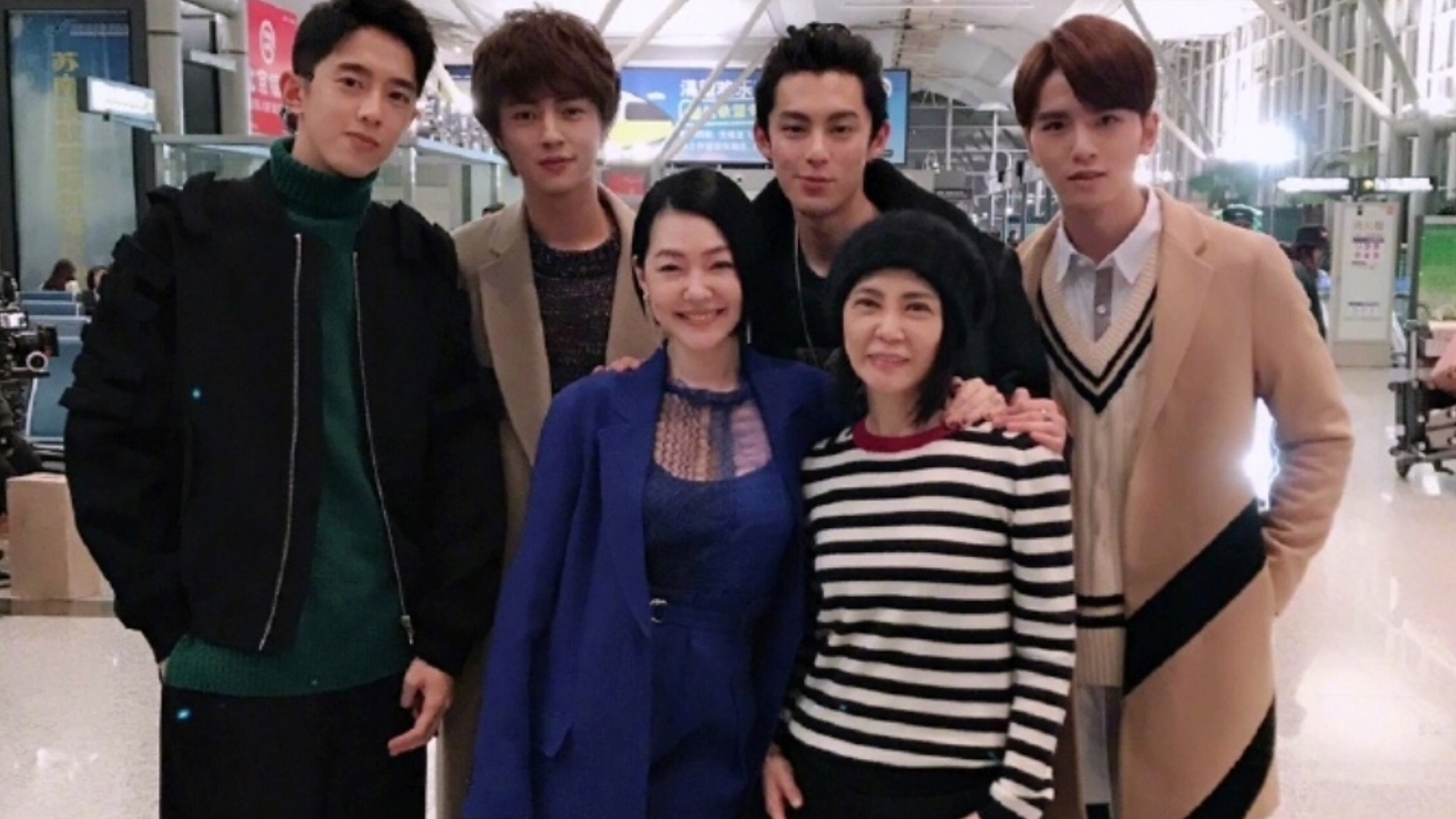 小s和王鹤棣合影  帅气的王鹤棣曾出演柴智屏执导的《流星花园》,而