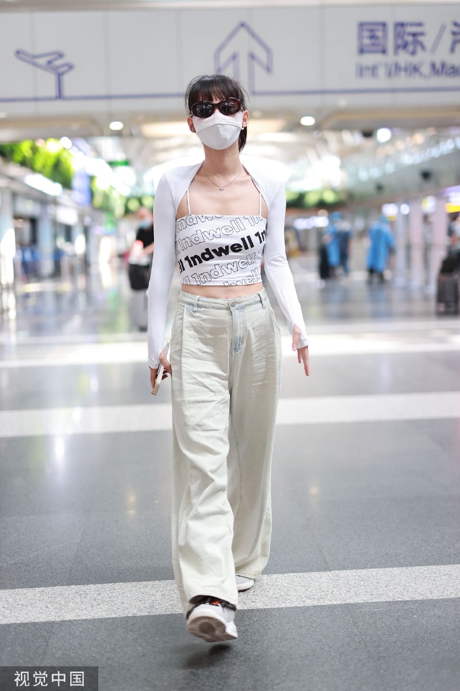 组图：张嘉倪穿吊带抹胸现身机场 梳高马尾辫戴墨镜清新时髦第5张图片