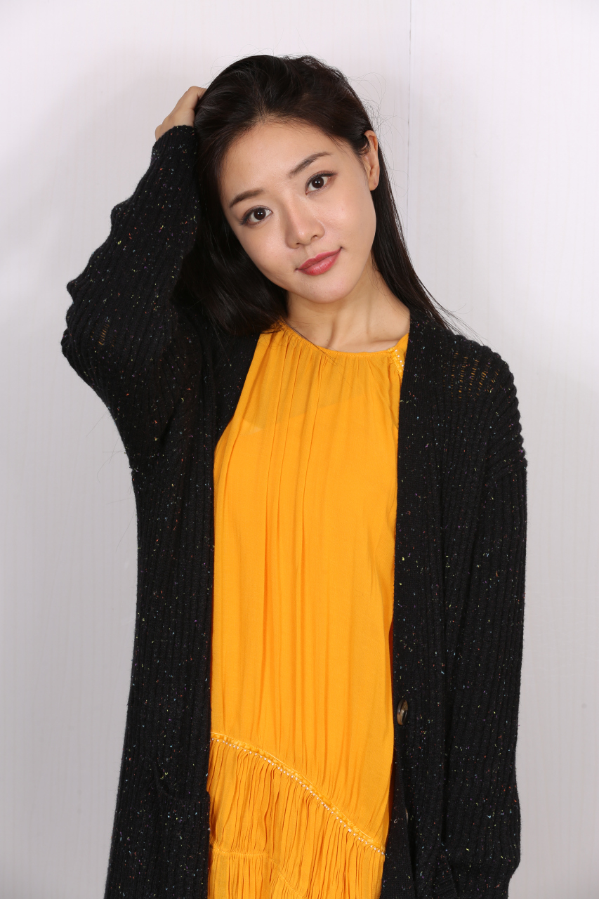 邓家佳穿着拖鞋露出漂亮美甲