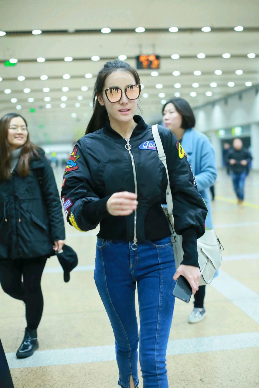 迪丽热巴 现身机场身着紧身牛仔裤,不仅腿长,这个胯也是绝了!