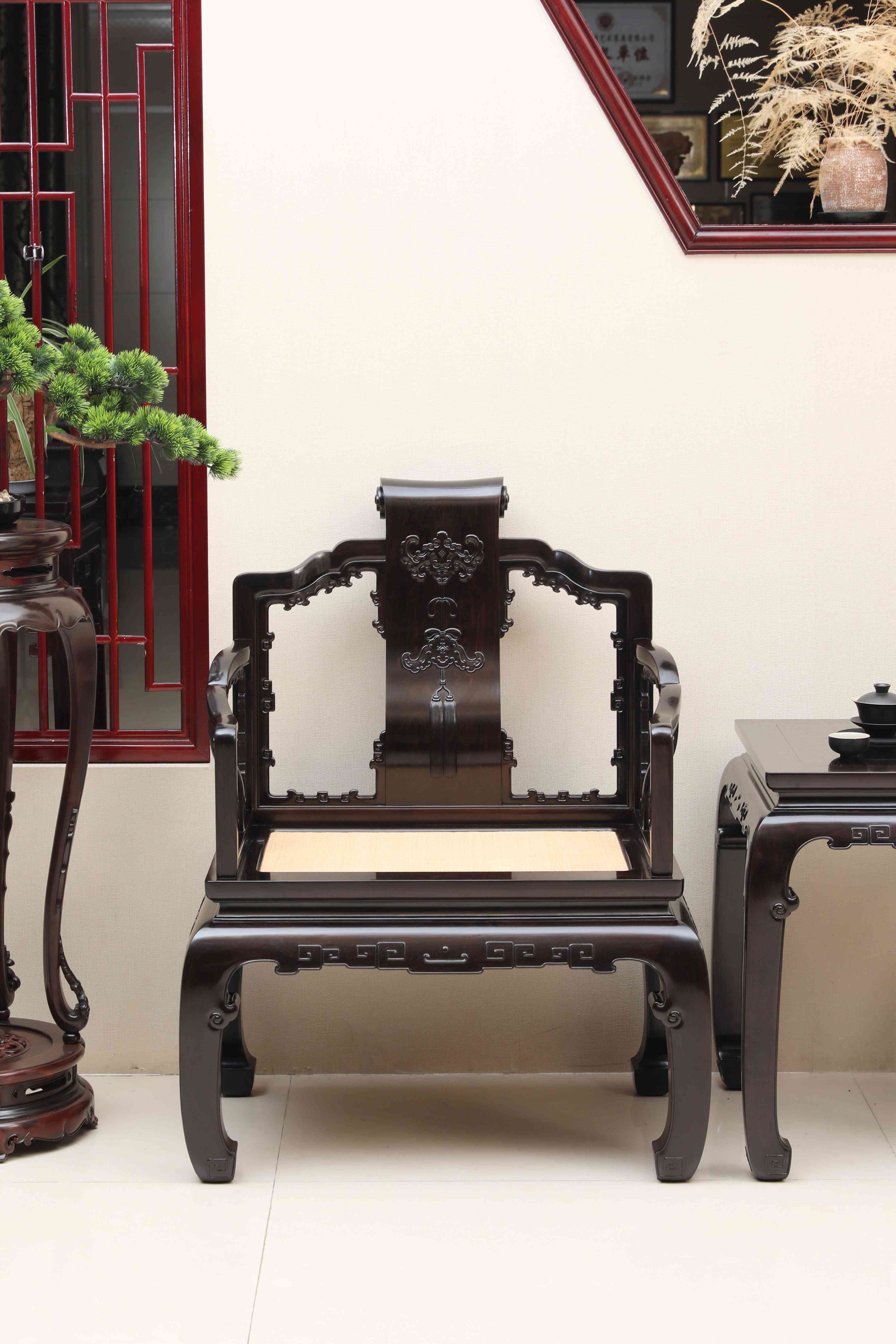 紫光檀卷书式搭脑福馨太师椅