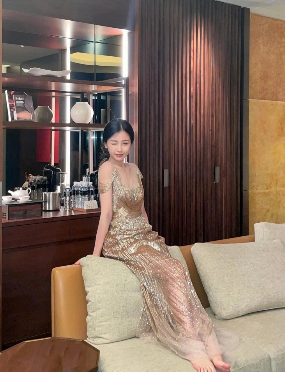 虞书欣一袭镂空鎏金长裙,高级时尚,优雅大气又不失甜美!