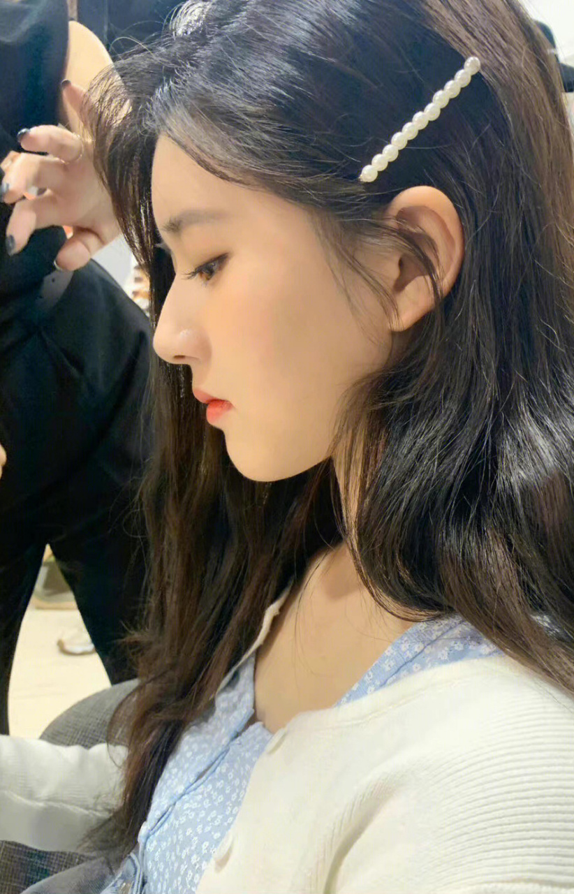 两种不同感觉的侧脸,鞠婧祎破碎感美女,赵露思甜美美女