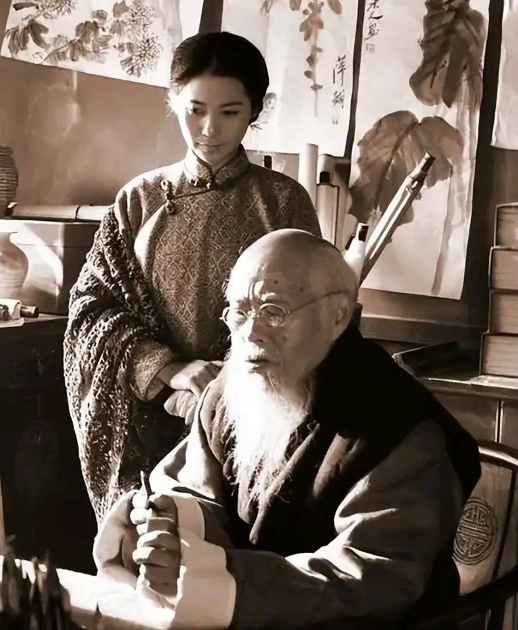 齐白石与年轻嫂女,婢女长得还有气质,一定是长期被艺术熏陶的缘故吧