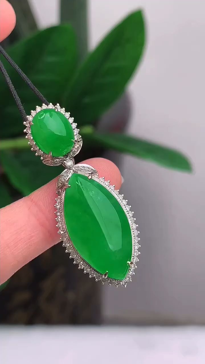 天然a货翡翠 g 2267 18k金伴钻镶嵌老坑阳绿马眼吊坠 玉质细腻 种水好