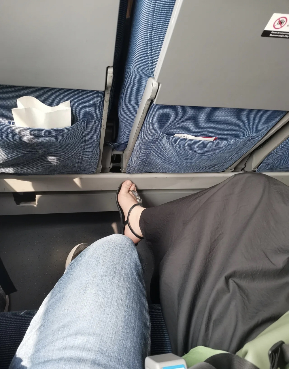 高铁上女孩睡着了头靠在我肩上,我不敢动弹 一上车开始,女孩儿就靠在