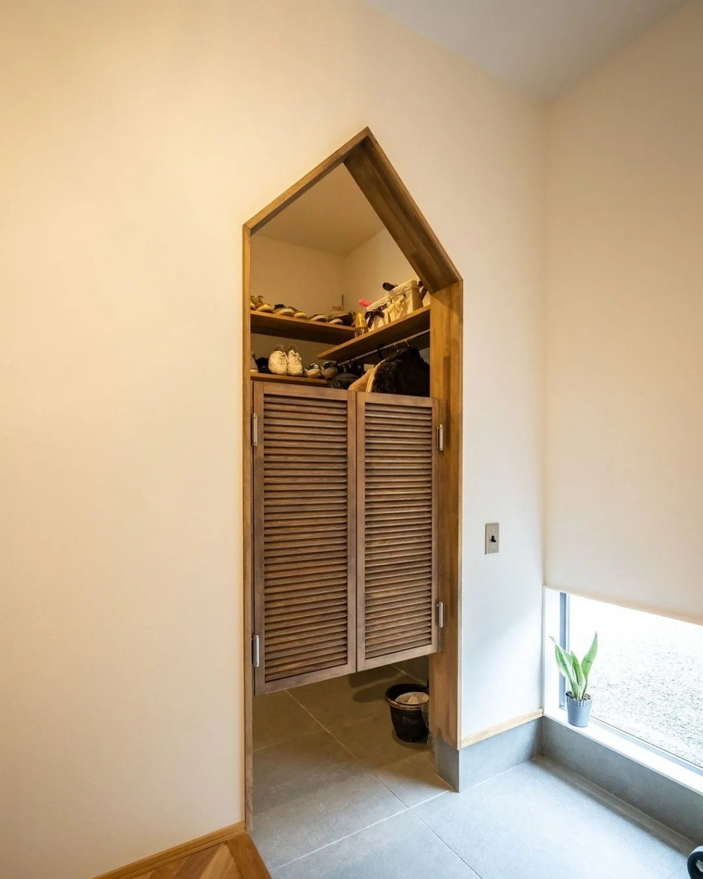 打开西部门,有鞋衣帽,大衣架,衣袋水槽的玄关收纳.