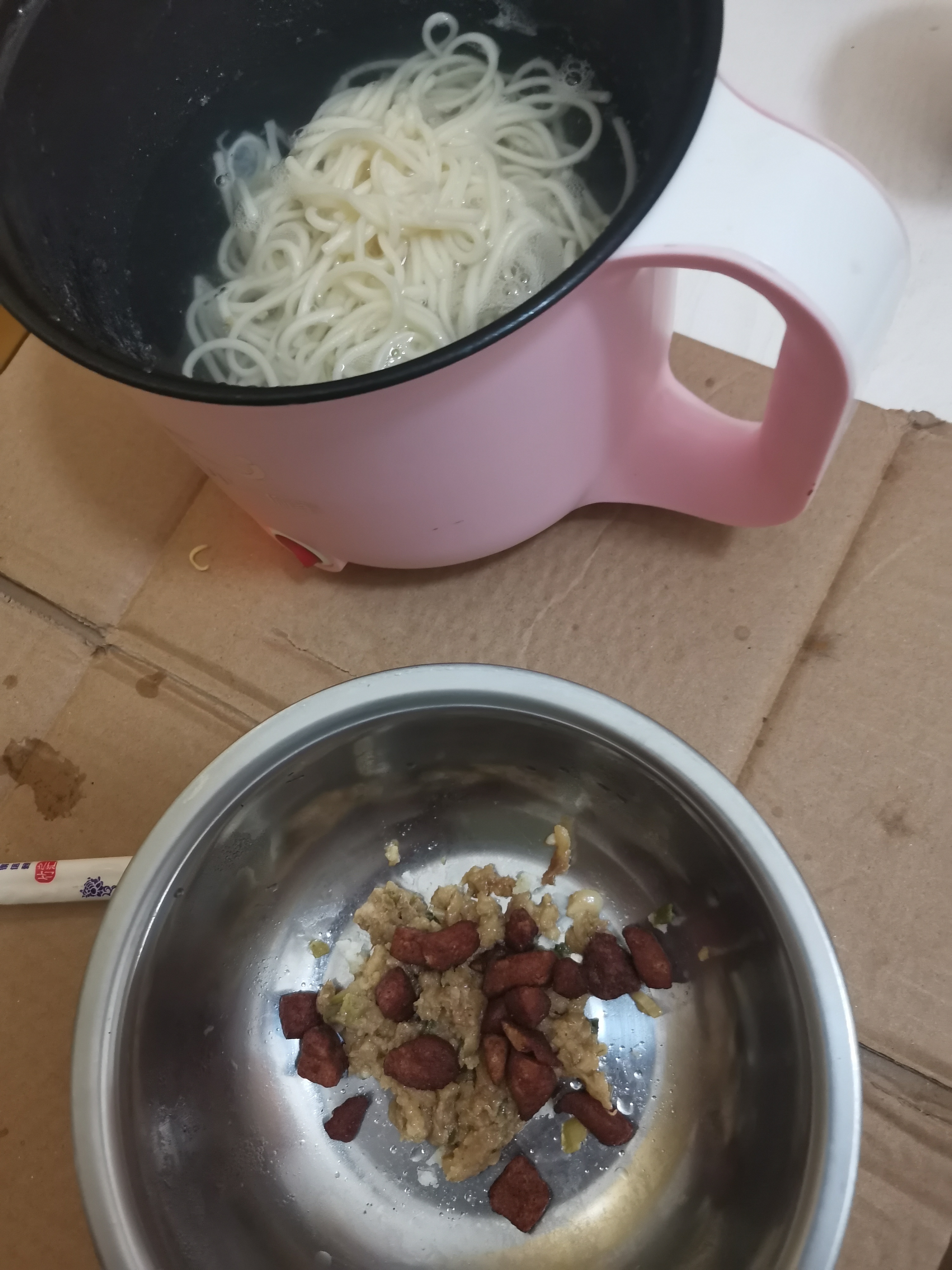 要想生活过得去面条里面脆哨加几粒贵州人独特的吃面方式美食