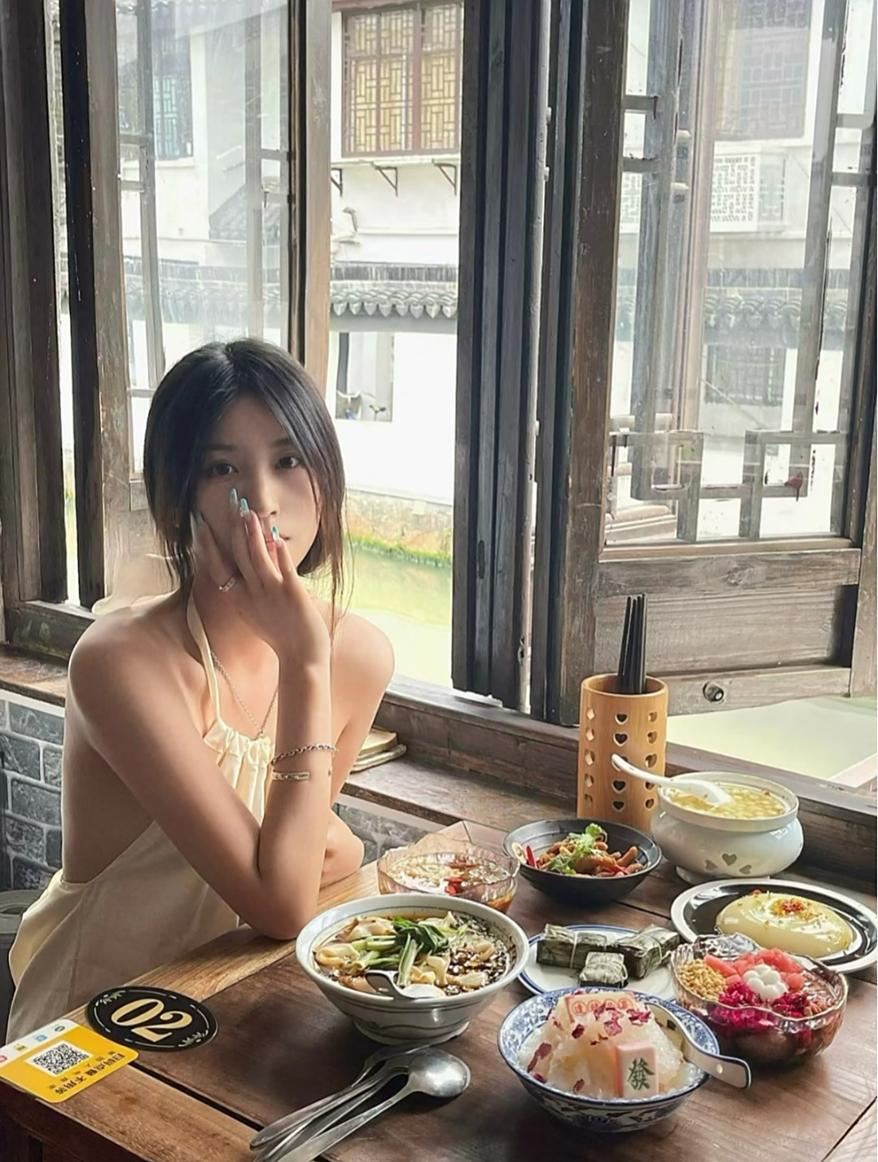 典型的苏州美食,和性感美女小姐姐一起学日常时尚穿搭#旅行# #美女