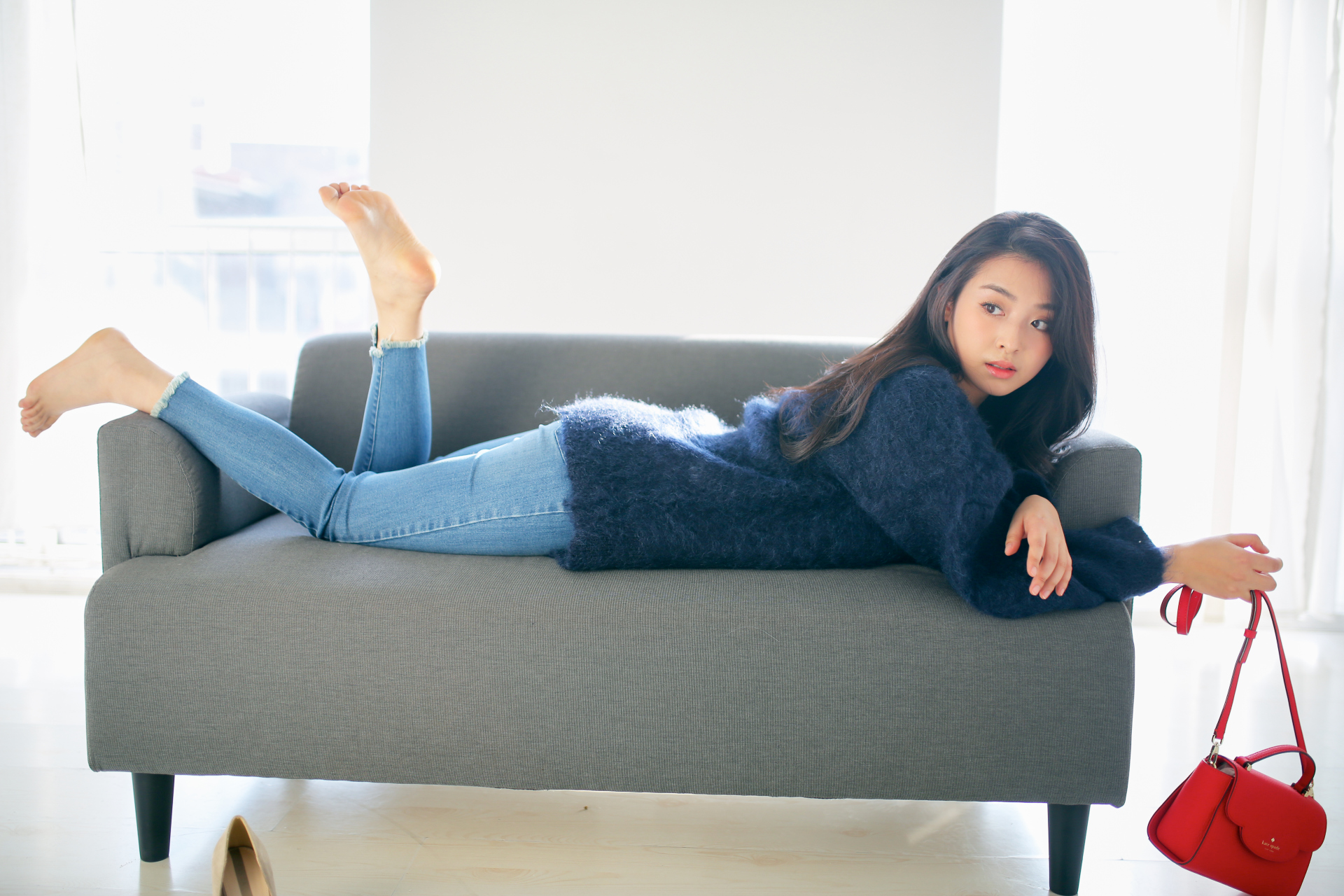 张含韵光脚趴在沙发啥