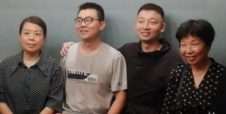 郭威北海舅舅首次露面,和郭威长得一模一样,网友称基因真强大