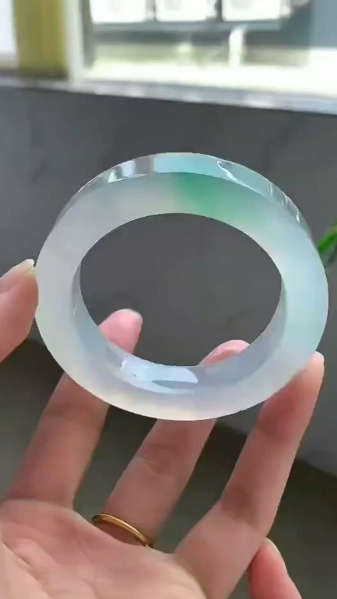 冰玻种翡翠飘色手镯胚,钢性太棒了,晶莹剔透!