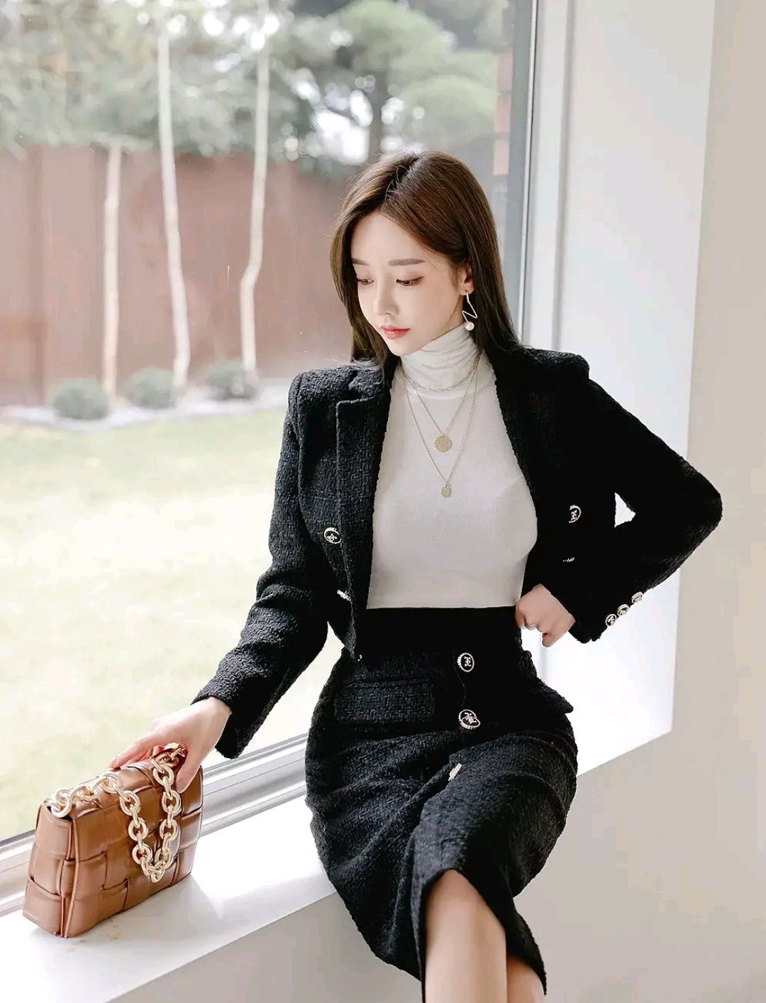 优雅女神孙允珠:气质高冷俊俏西装裙,休闲又有点小正式