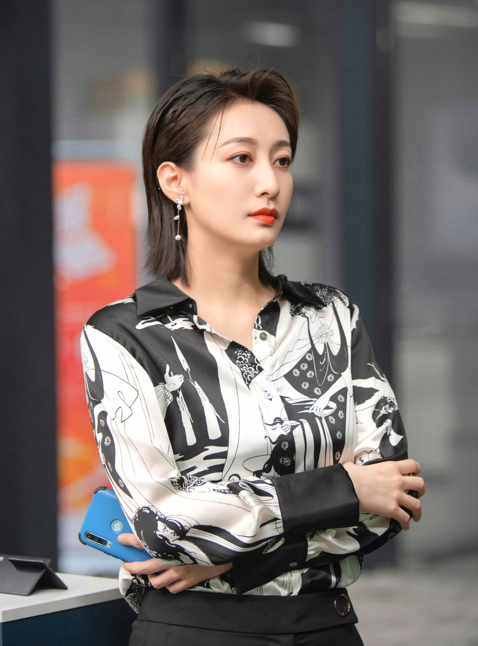 董维嘉,在电视剧《许你春风野马》中的剧照,饰演一位hr,人漂亮,状态