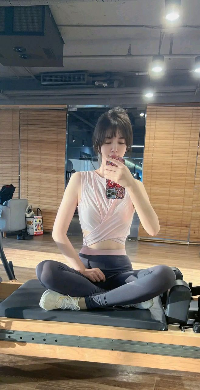 演员王晓晨晒健身照瘦到认不出!