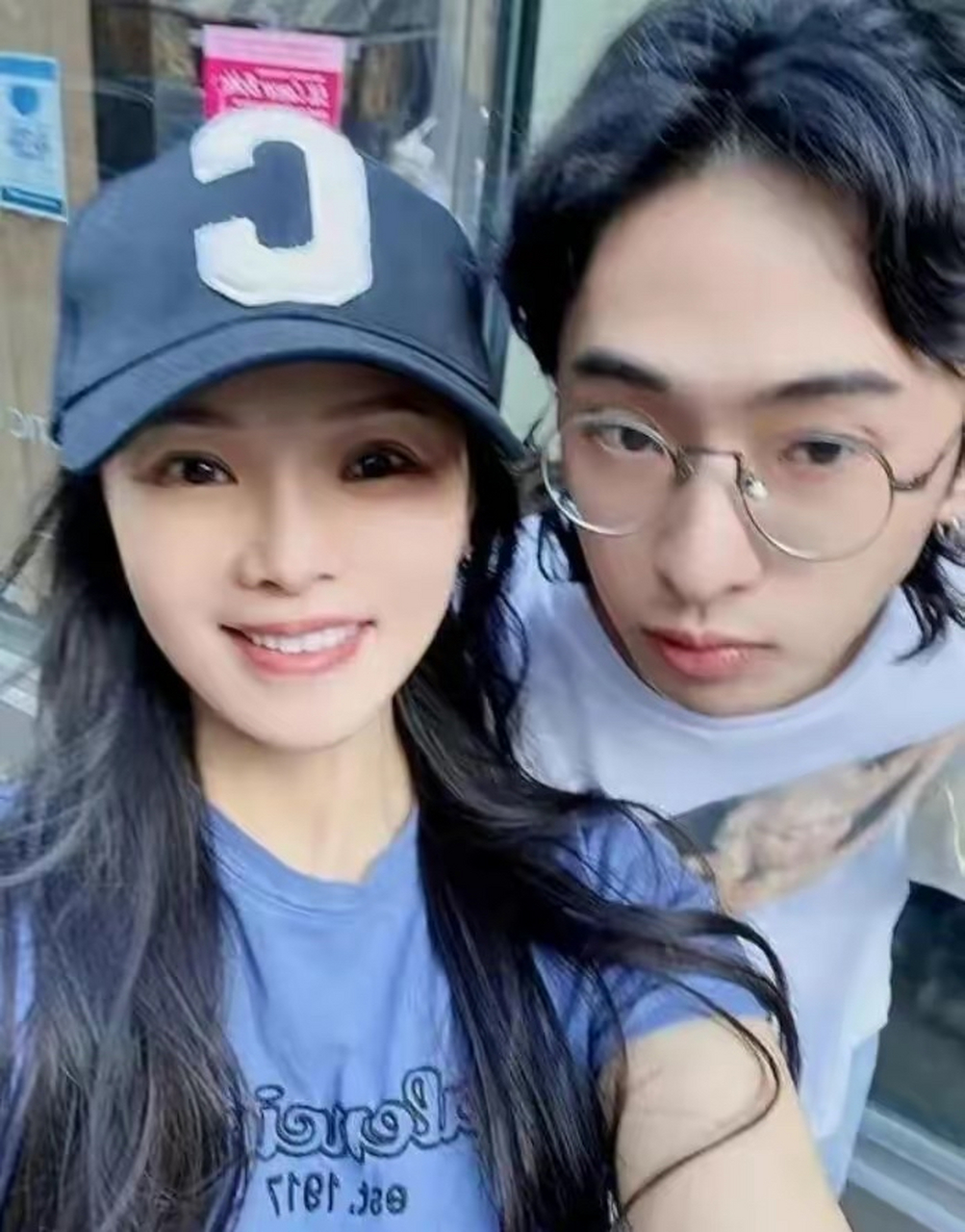 伊能静陪儿子逛街,蹲地上陪儿子试鞋母爱爆棚,小哈利一脸冷酷