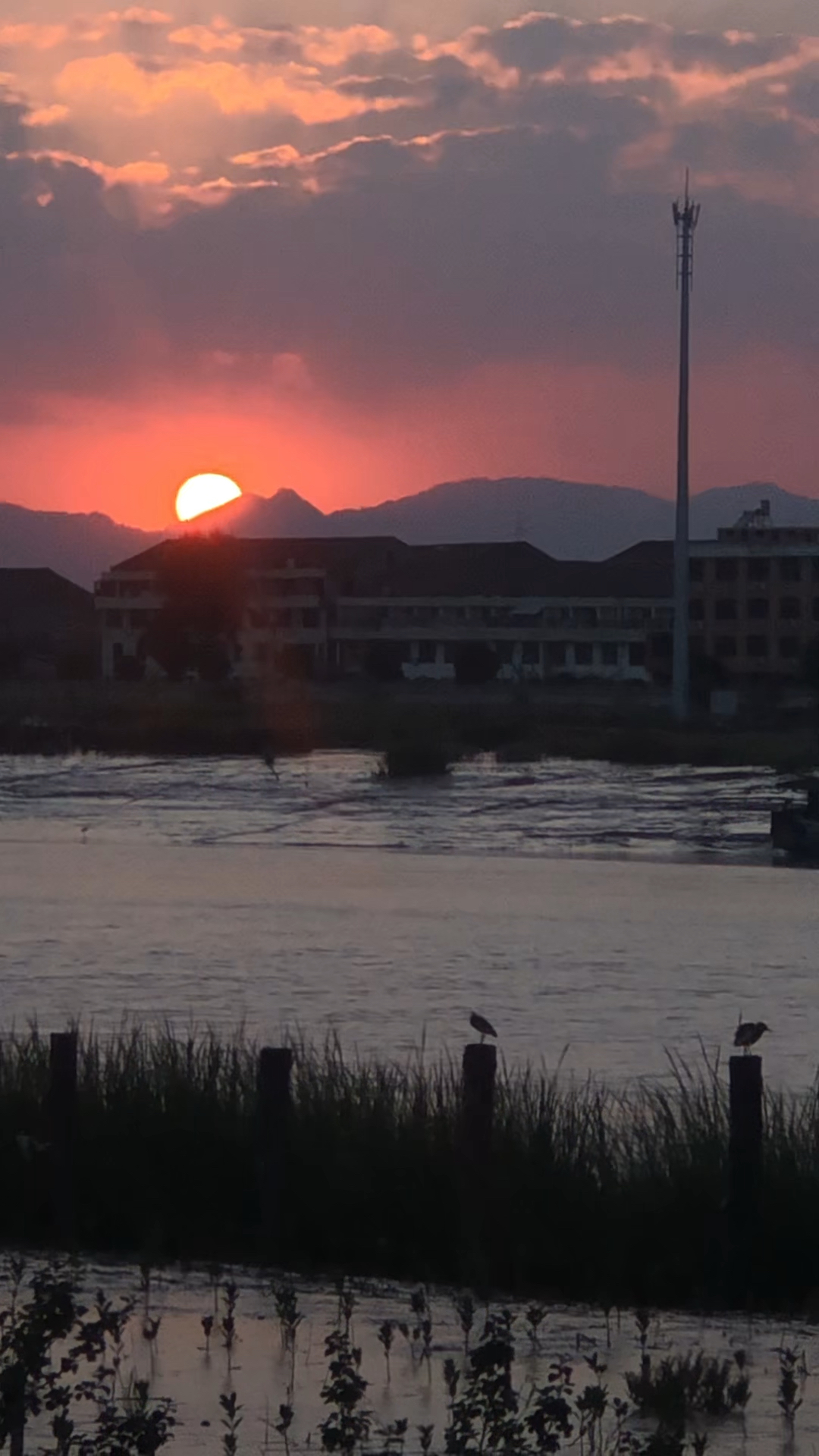 用十五秒钟,感受五分钟内的太阳下山 实拍温州龙港外滩日落