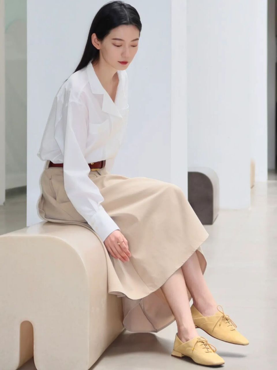 半身裙,简约干净,清爽利落又大方,知性稳重,作为我们的职场穿搭是非常