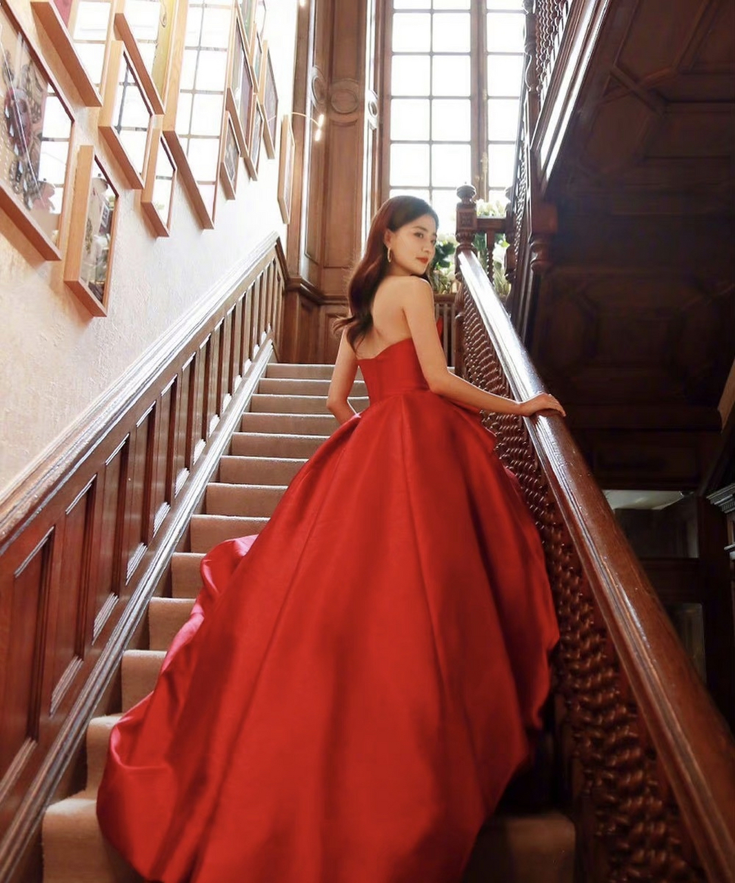 娇艳的红色,热情似火哦! #徐璐