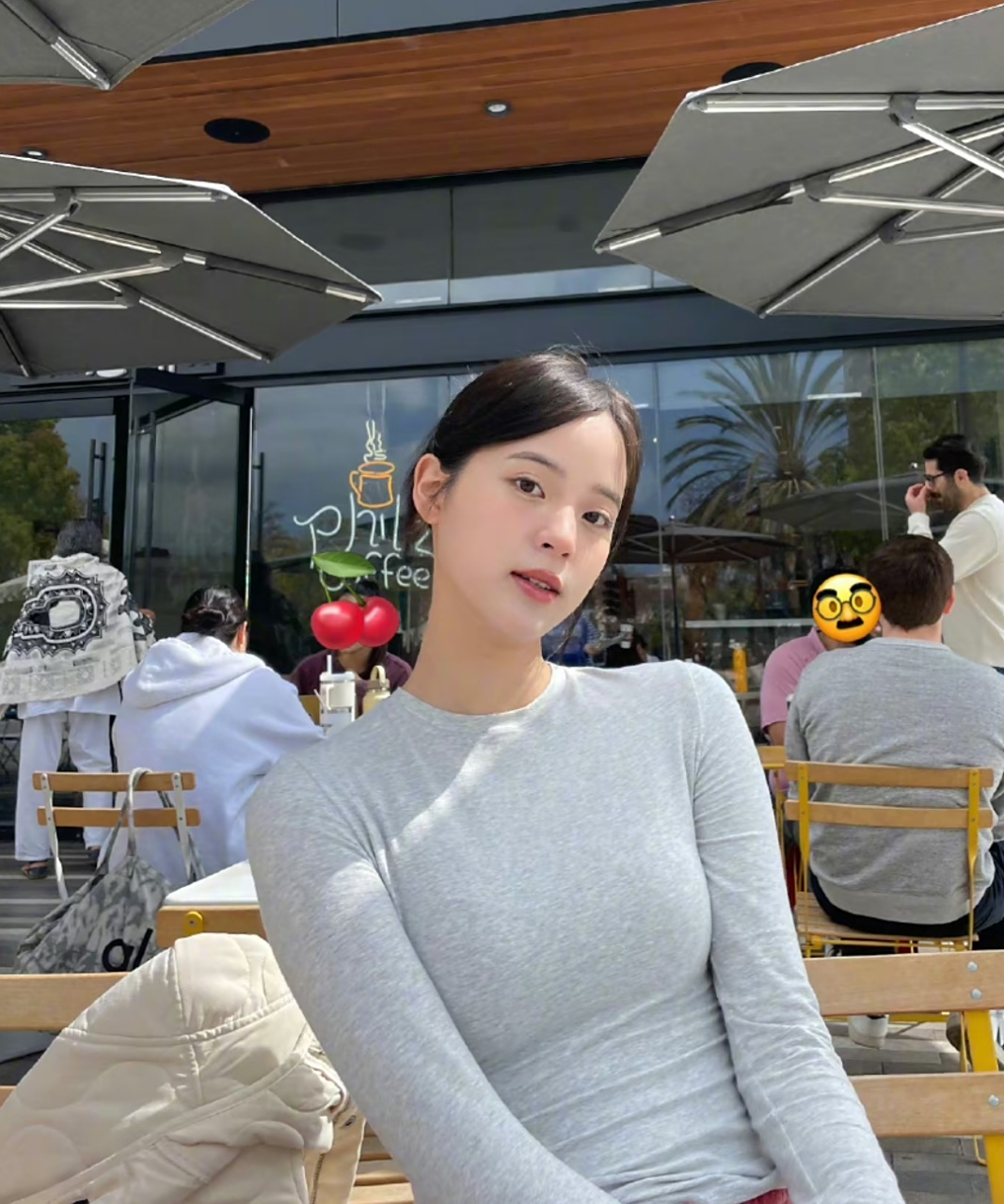 欧阳娜娜外出游玩喝奶茶拍照,她真是胖了不少,胳膊变粗了,脸也有点