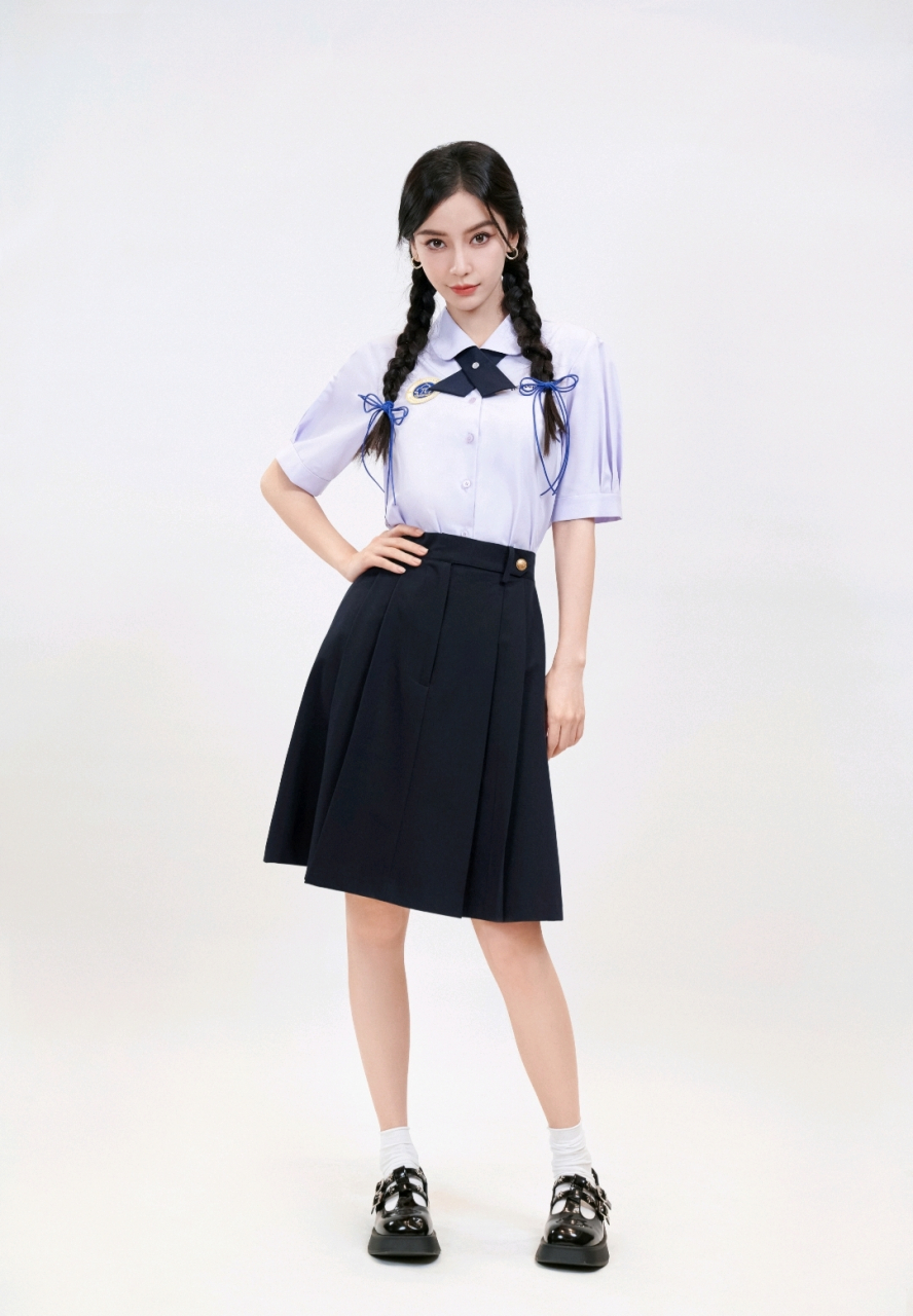 杨颖穿校服扎双麻花辫,青春靓丽,甜美可人!