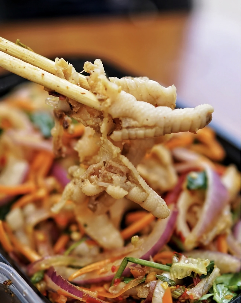 云南味|酸辣上瘾舂鸡脚 在云南,万物皆可凉拌,而凉拌菜中,用舂桶舂