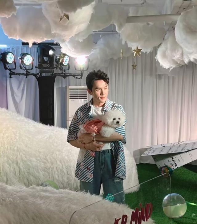 李佳琦现身上海时尚周,祝绪丹主动与其合影,同框暴露男方身高了