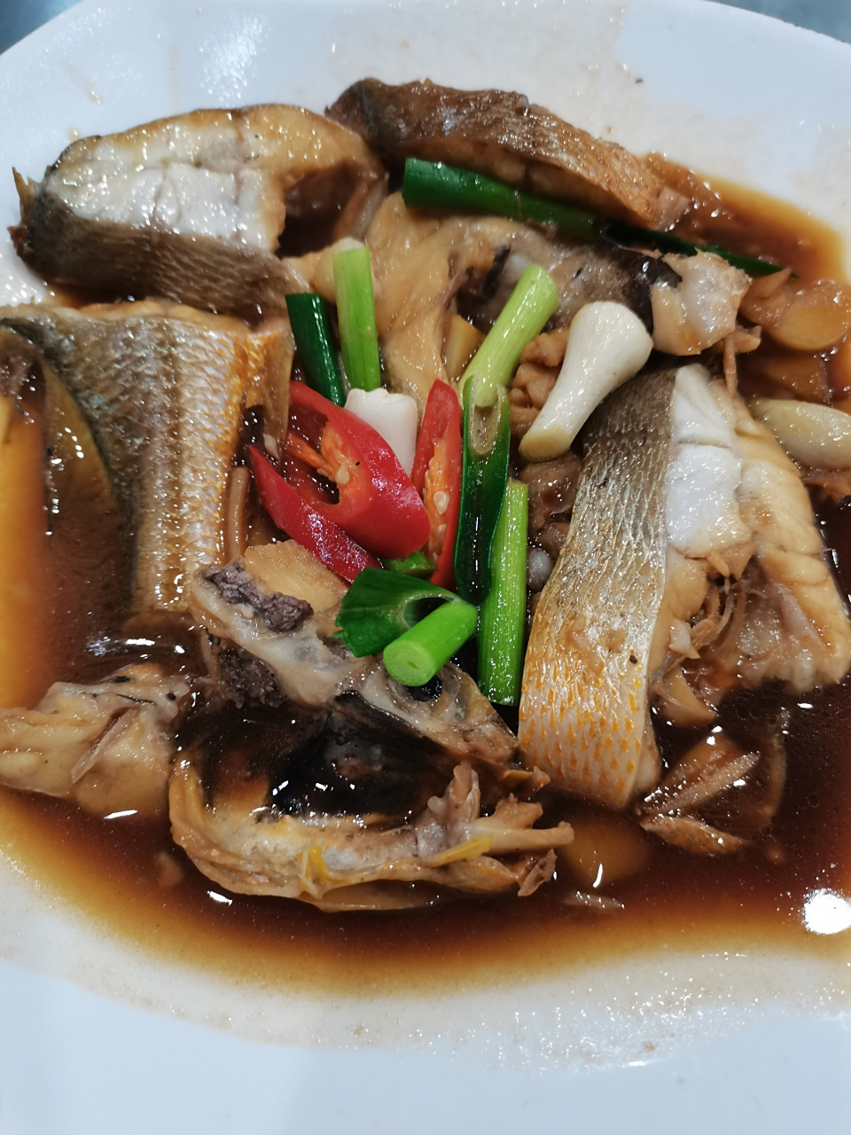 闽南特色菜——酱油水煮鱼 平时经常会用酱油水煮鱼,酱油水煮的鱼必须