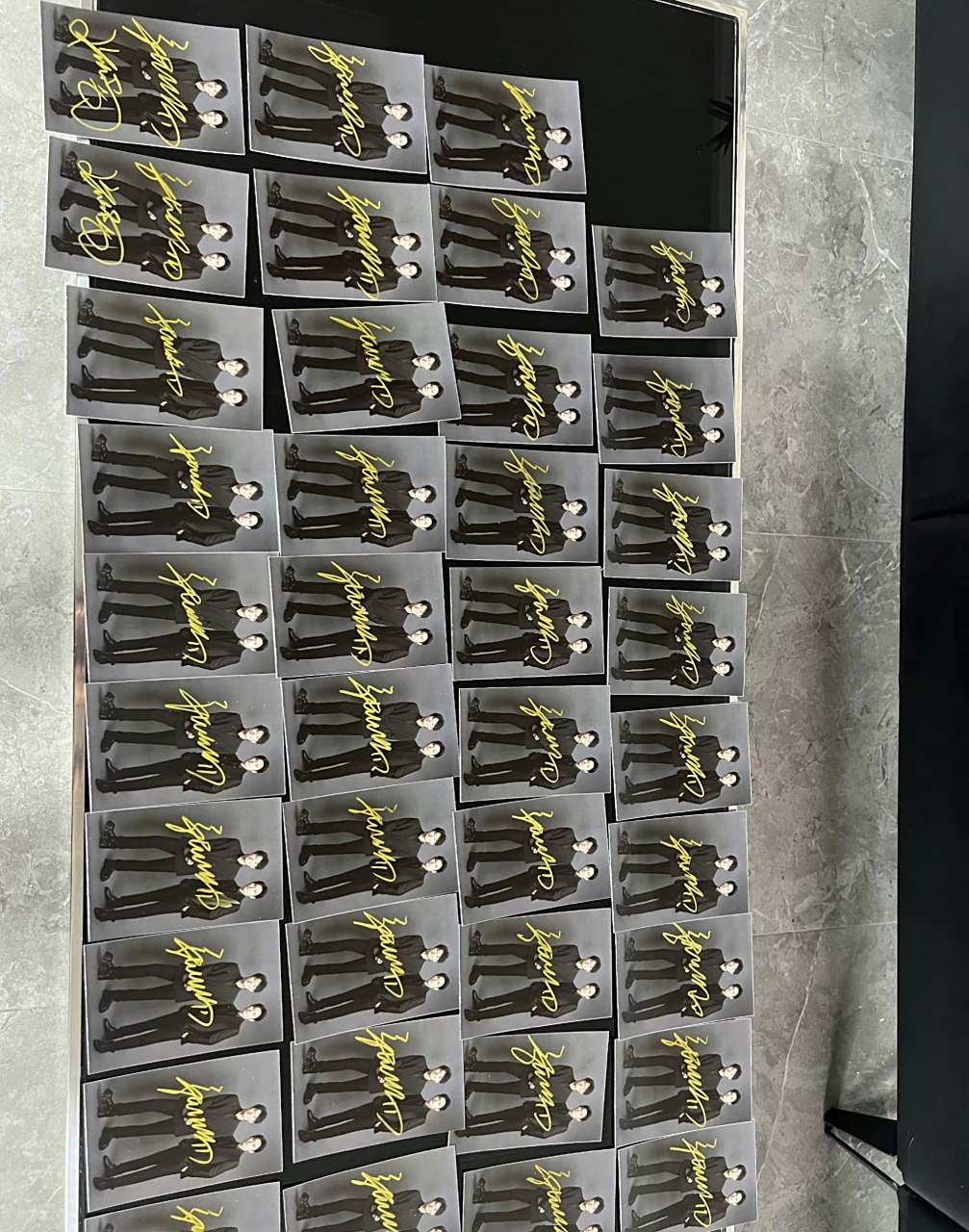 真的好想要一张大小杨哥的签名啊!