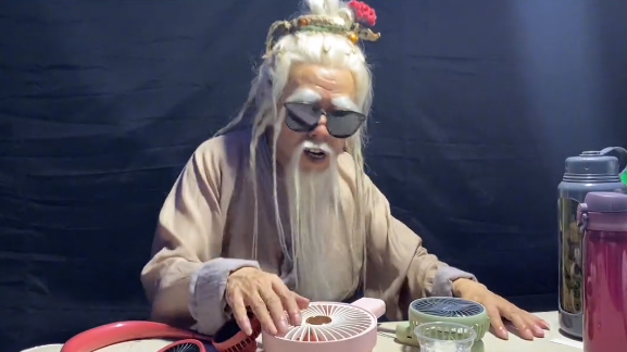 65岁潘长江走出网暴阴影,扮葫芦娃爷爷玩打碟,手舞足蹈兴致嗨