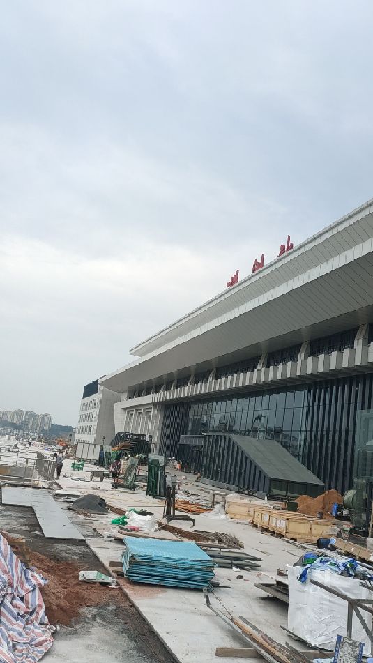 株洲火车站东广场,加班加点.