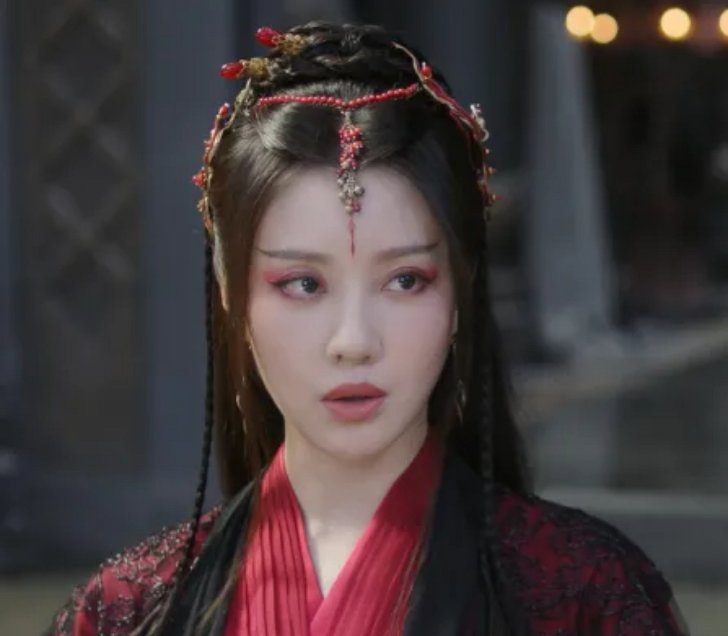 最近热播的电视剧《莲花楼》中,王鹤润i饰演大反派角丽谯,表面上是