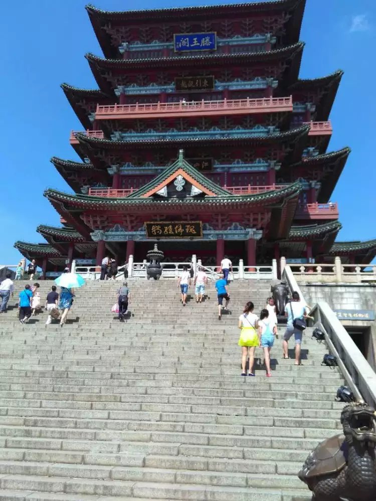 怪风太大把楼刮到那边去了吗?