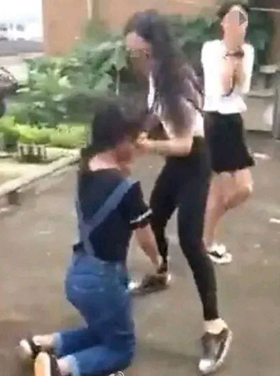 脱下衣服,踢胸部,甚至用筷子刺伤下半身.