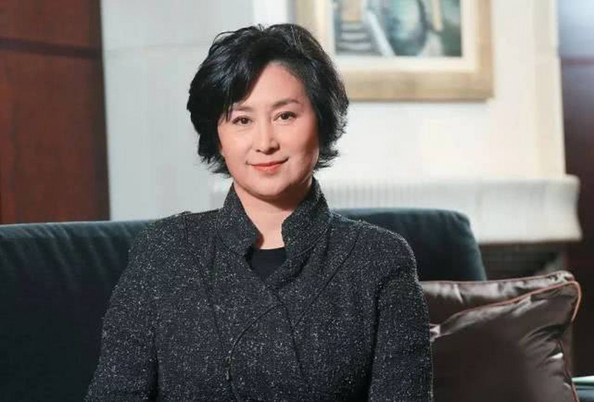 妻子欠债30万,丈夫要离婚,转身娶了富家女,20年后