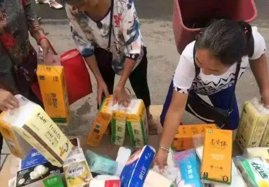 地摊卖纸巾,这种快消品走量很可观