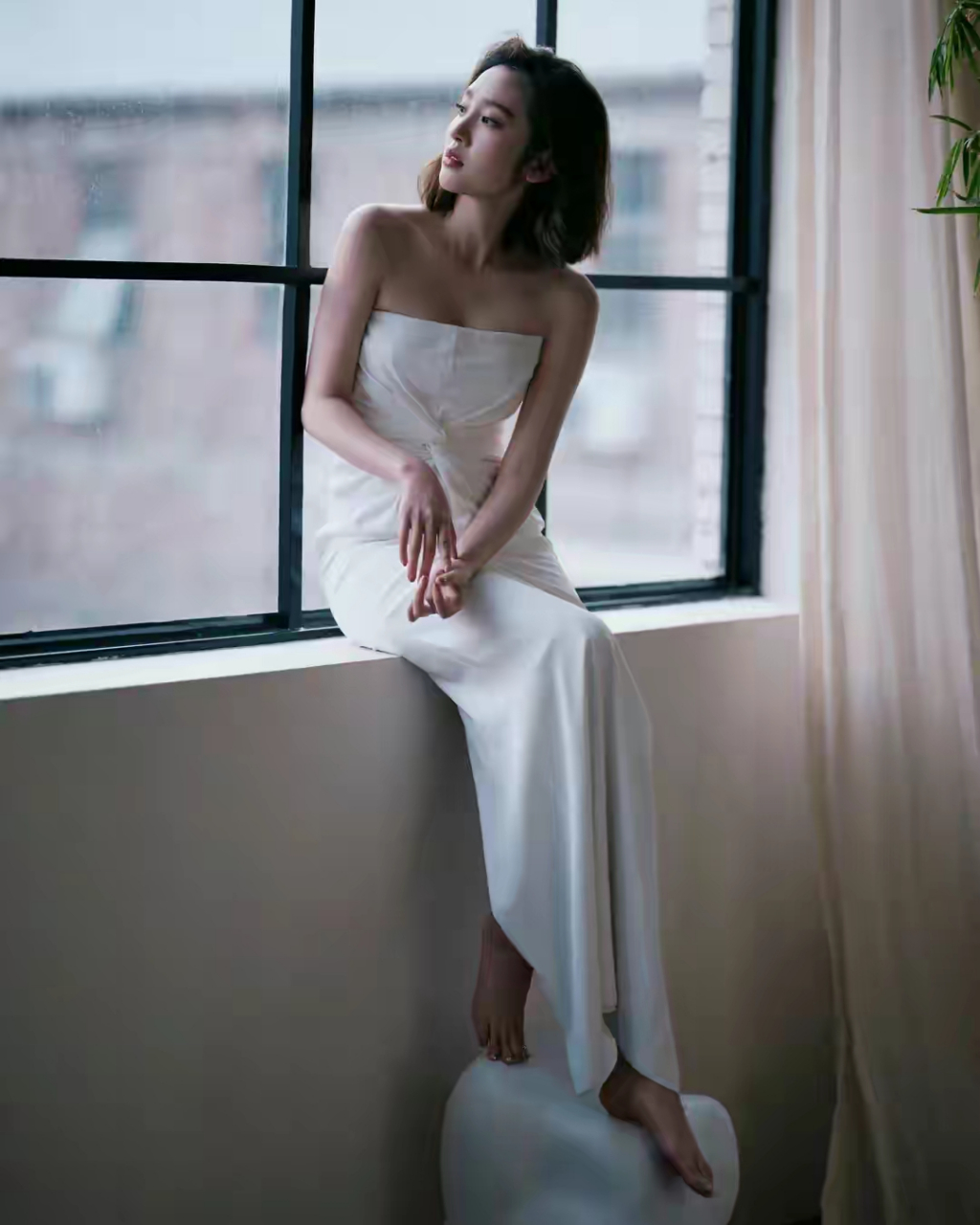 唐艺昕穿着抹胸礼服裙,展现了她的独特魅力与自信