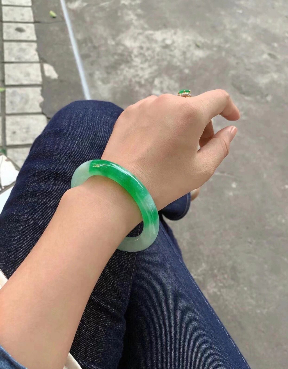 翡翠白底青5000图片(白底青最建议买的三个颜色) 第1张