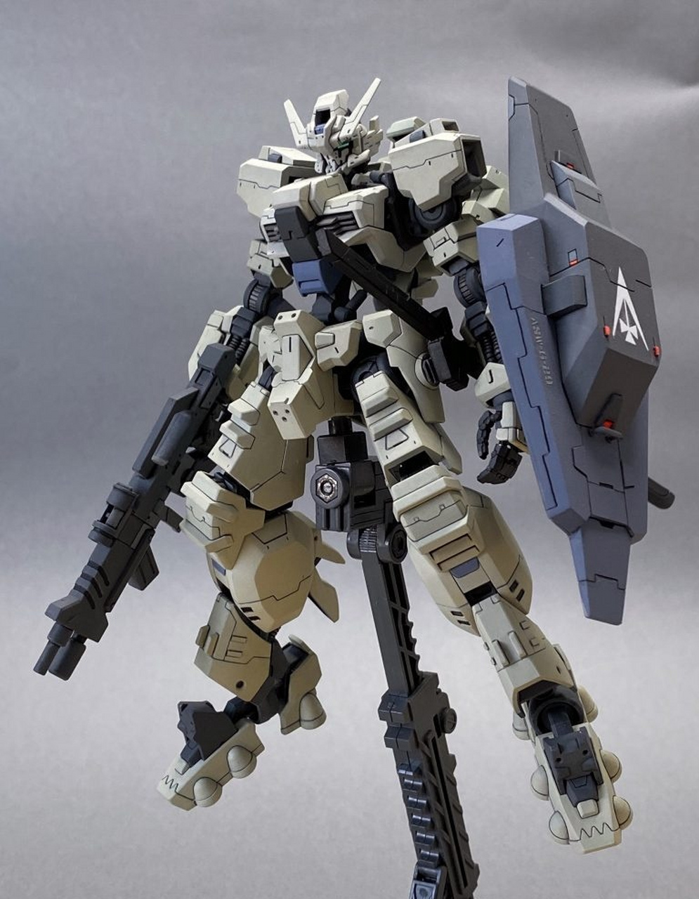 模型欣赏:机动战士高达 铁血的孤儿 hg 亚斯塔禄高达复兴型ii,by p