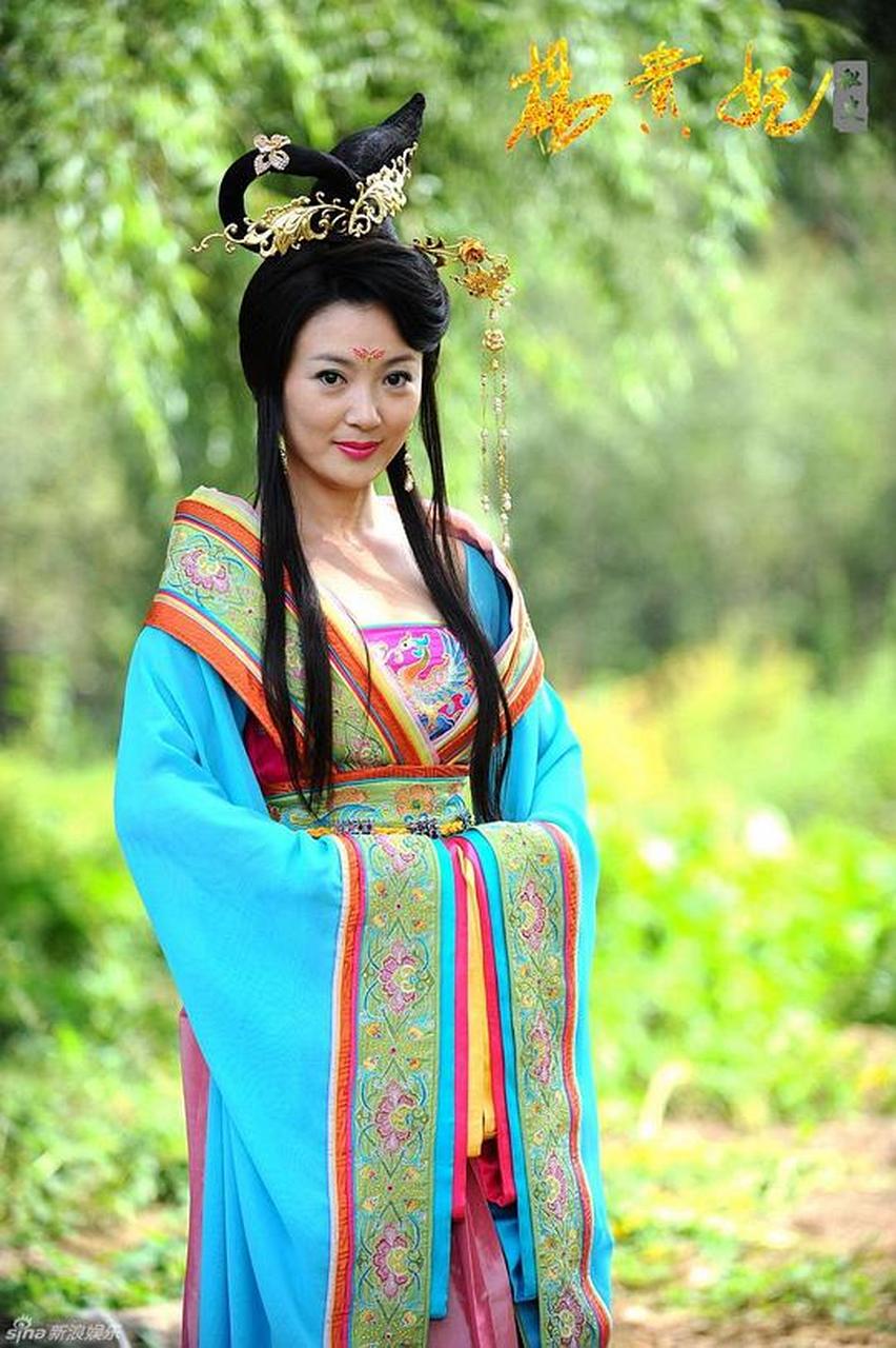 池华琼在青春偶像剧《十六岁花季》中饰演的陈菲儿,说她是当时还是