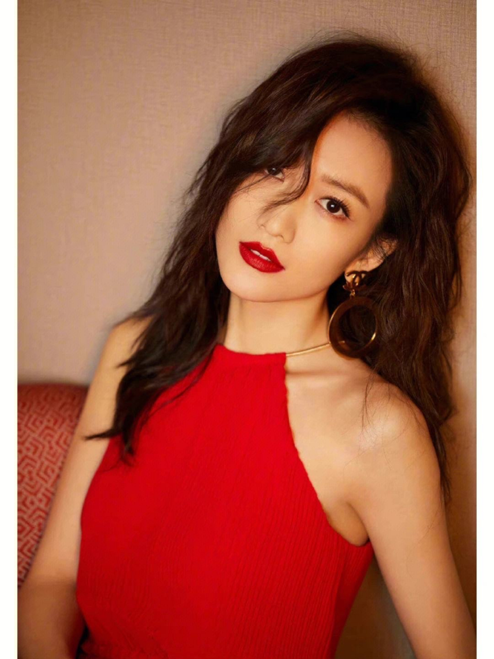 王鸥,1982年10月28日出生广西壮族自治区南宁市,毕业于广西艺术学院