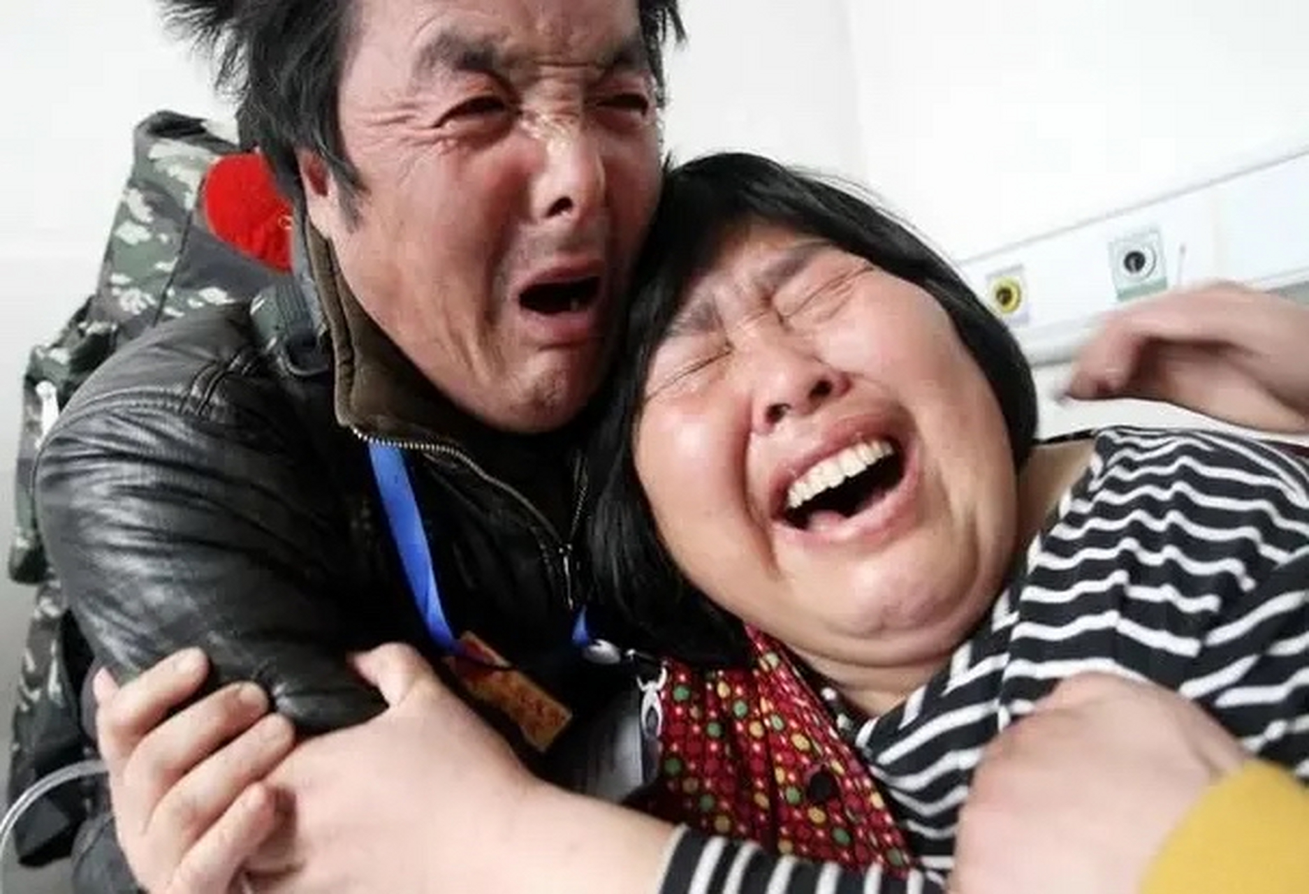 21岁小伙高铁站跳轨自杀,父母亲哭得撕心裂肺,知道真相后人人惋惜!