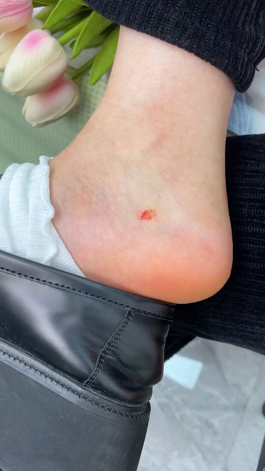 穿高跟鞋之前先把这个备上吧,隐形加厚的防磨脚贴 脚再也不会外面光鲜