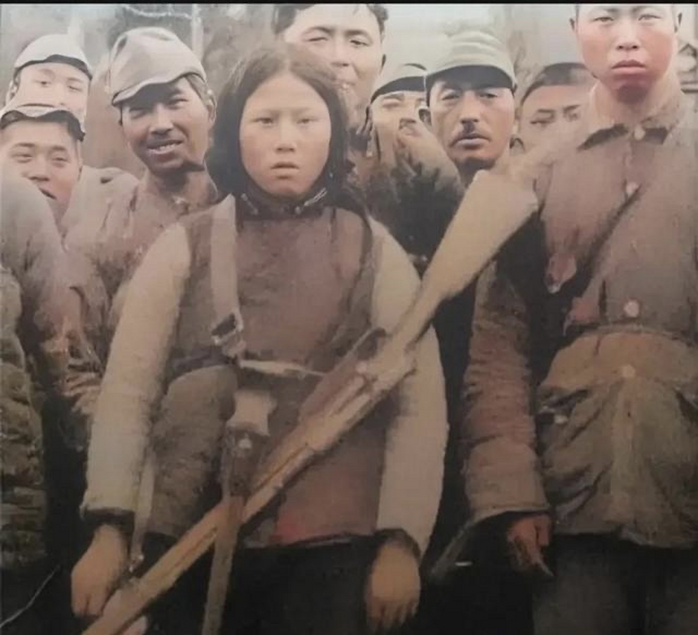 1940年12月,抗日女战士姚英在被俘后和另一个同志被日本士兵胁迫拍下