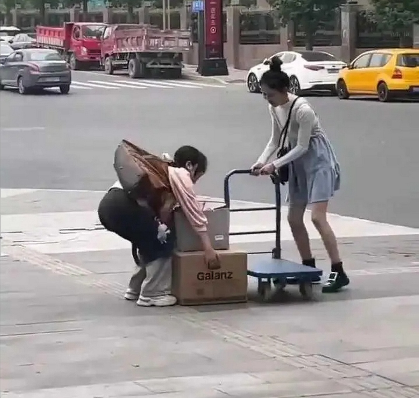 网友:加个车子,两个人一起抬,确实省劲多了呀😋