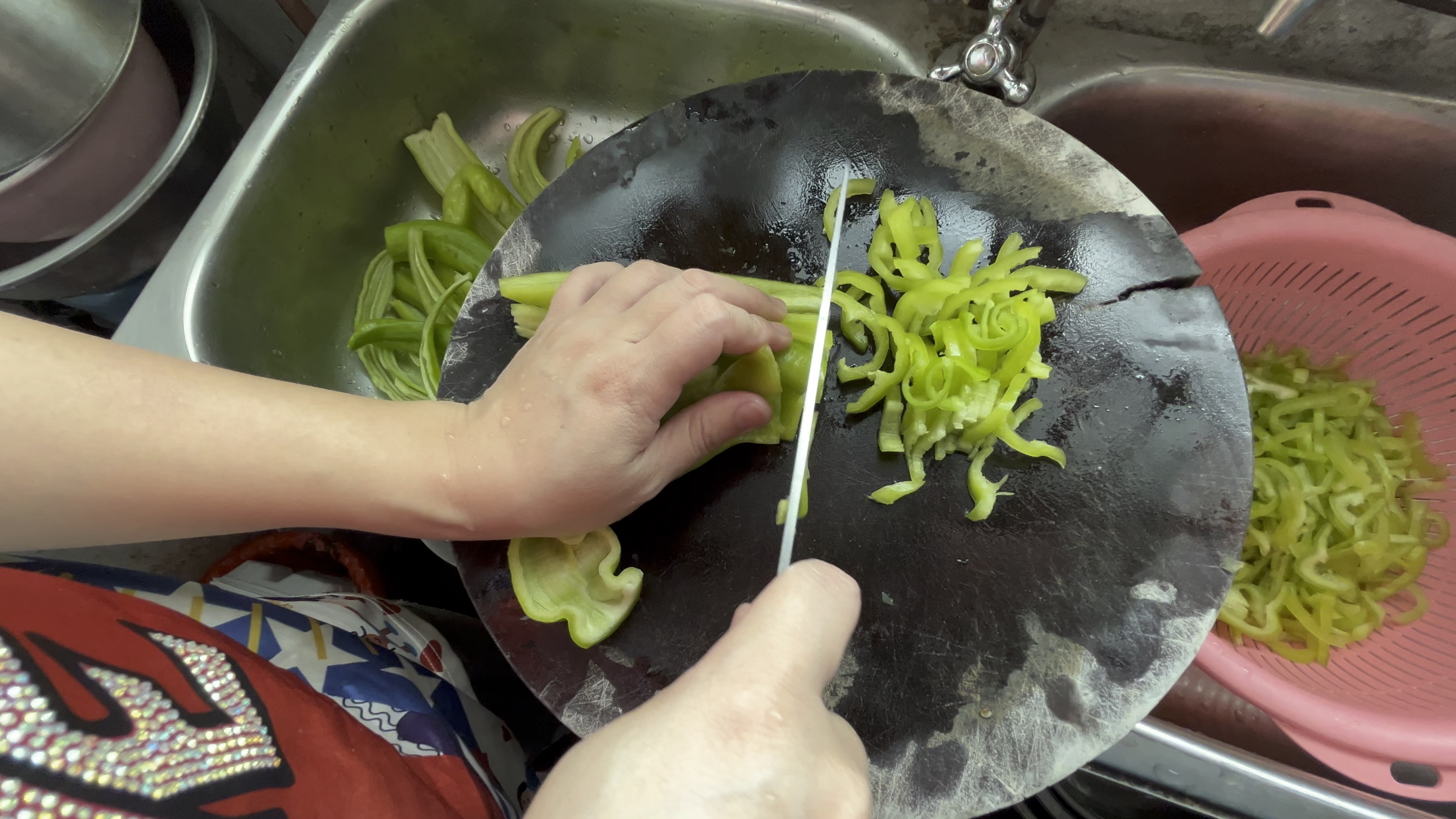 二姐秘制肉夹馍配菜:青椒,每天都要现切处理